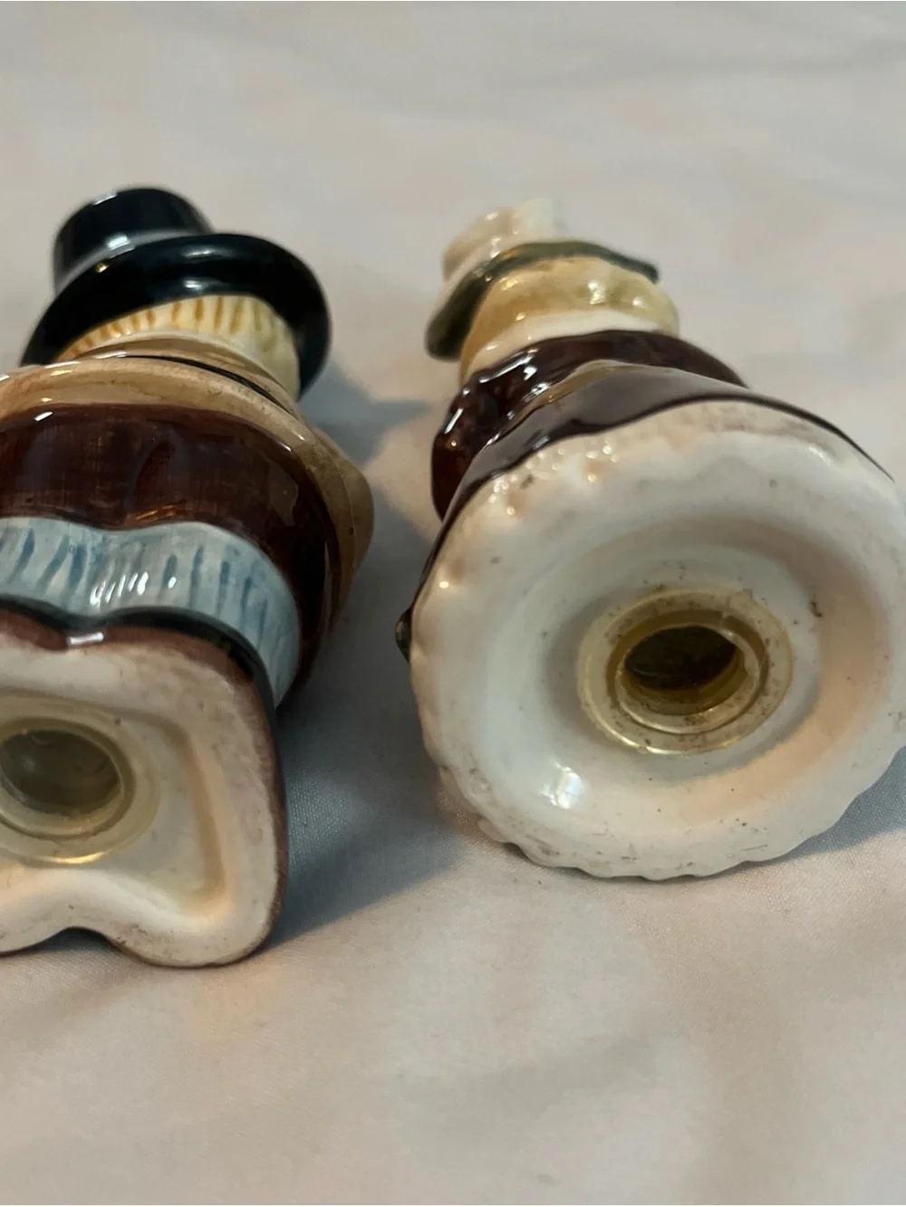 Vintage 1982 Holiday Pilgrim Couple Ceramic S&P shakers - Beige & White